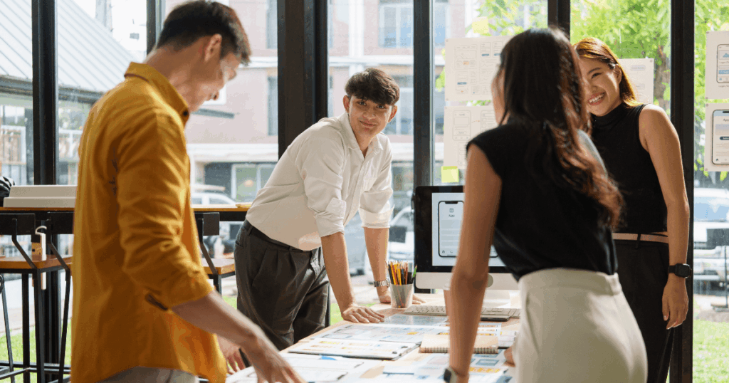 Profissionais no ambiente de trabalho, analisando a rentabilidade do projeto