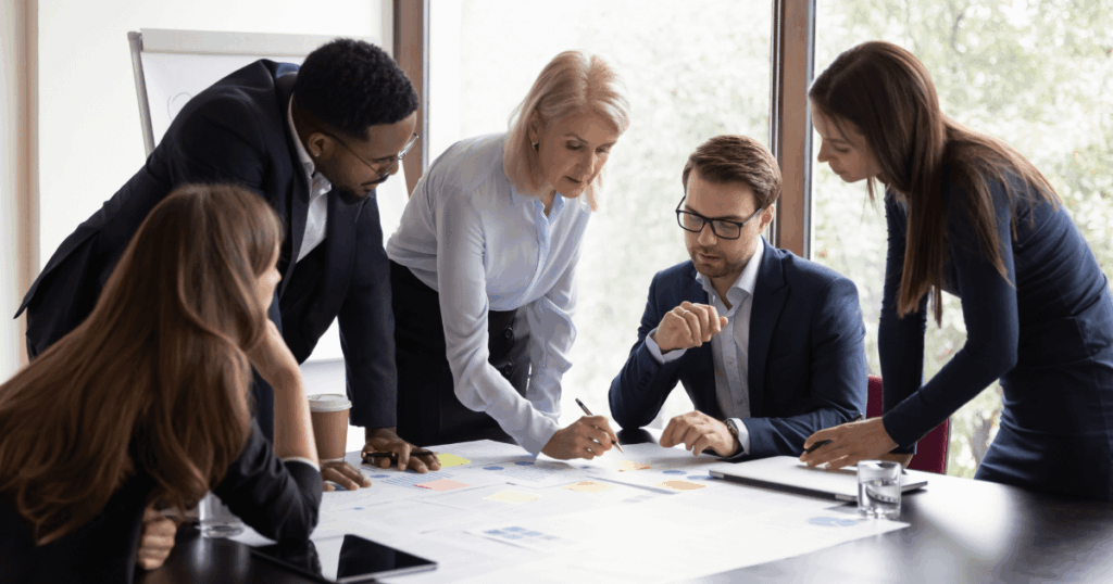 Equipe comercial reunida, alinhando as estratégias de metas de vendas