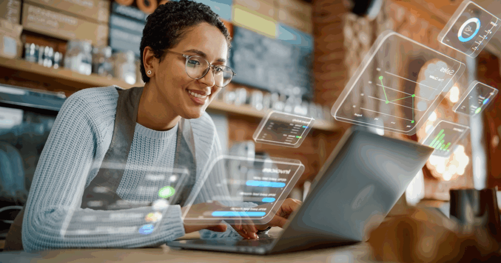 Profissional em um armazém de frente a um notebook, realizando o controle de estoque