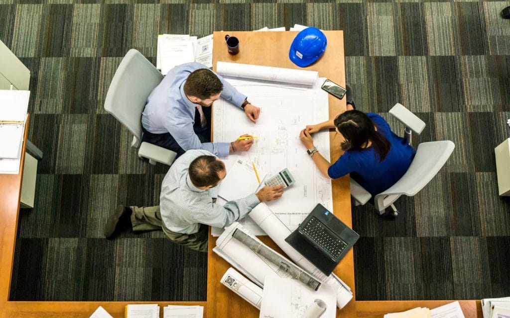 equipe usando um sistema de gestão da qualidade