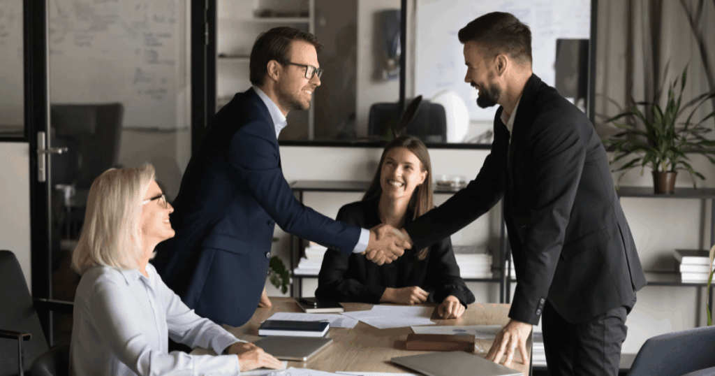 Pessoa avaliando um serviço em um notebook com ícones de satisfação, representando estratégias de customer sucess e foco na experiência do cliente.