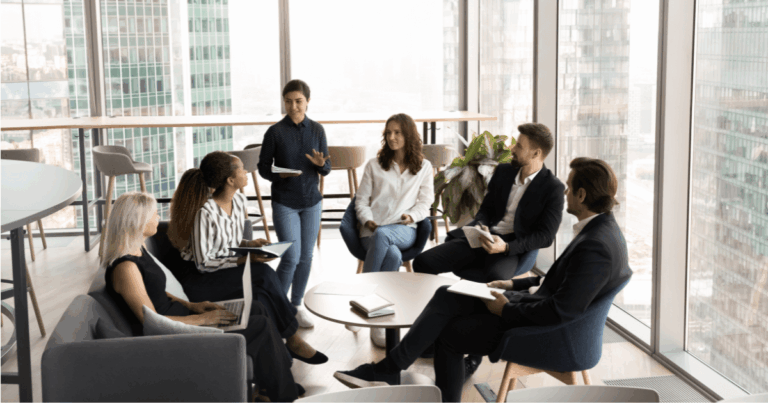 Profissionais em uma roda fazendo alinhamento sobre melhorias para diminuição do turnover