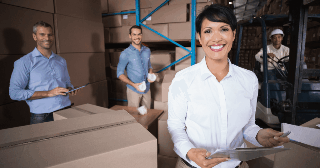 Dois profissionais em um escritório analisam um caderno e trocam ideias, representando uma reunião colaborativa sobre gestão de fornecedores e tomada de decisões estratégicas.