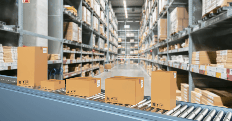 Centro de distribuição com esteira transportadora e caixas organizadas em um armazém logístico.