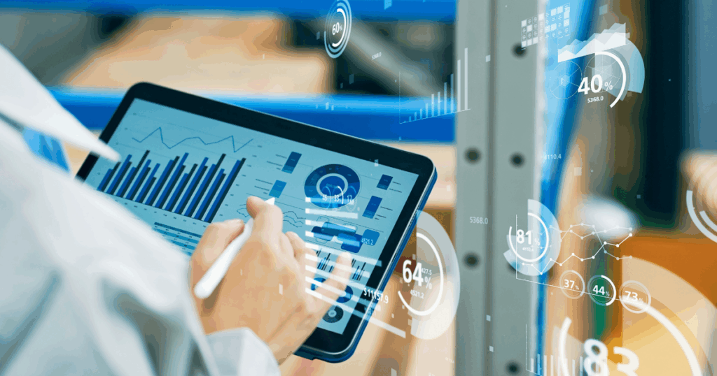 Profissional analisando dados industriais em um sistema ERP por meio de um tablet.