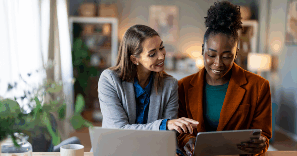 Duas profissionais mulheres na inovação tecnologica, as duas estão analisando informações no tablet
