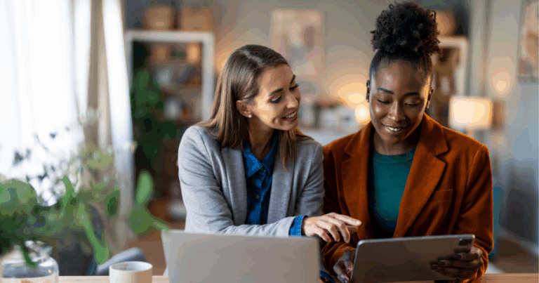 Duas profissionais mulheres na inovação tecnologica, as duas estão analisando informações no tablet