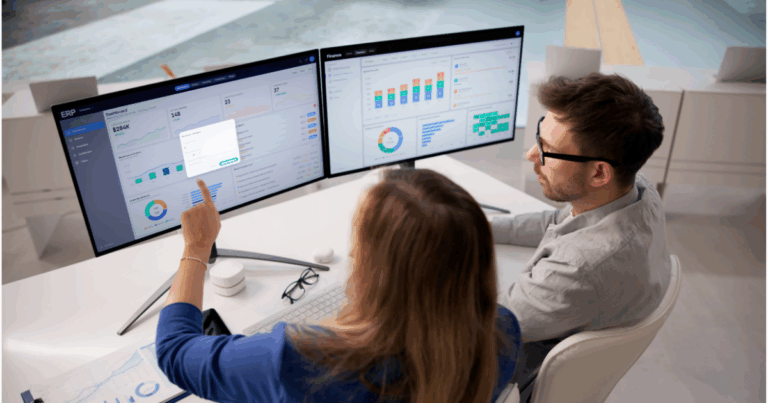 dois profissionais analisando informações no sistema ERP