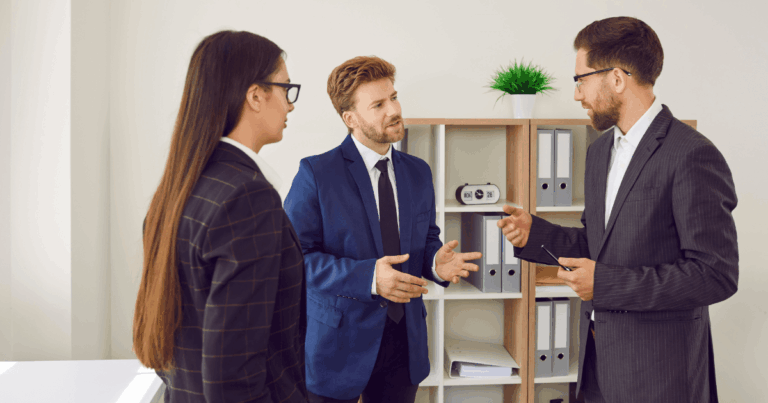 Profissionais em ambiente corporativo debatendo a importância da gestão de conflitos para fortalecer equipes, melhorar a comunicação