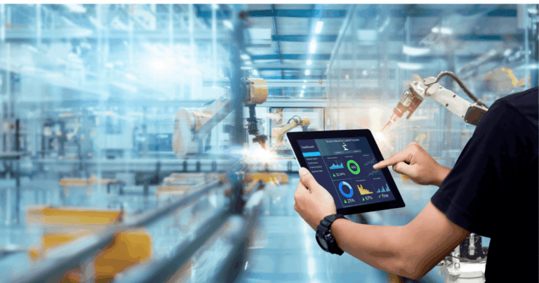 Profissional utilizando tablet com painel de controle em uma linha de produção automatizada, representando o conceito de just in time e eficiência nos processos industriais.