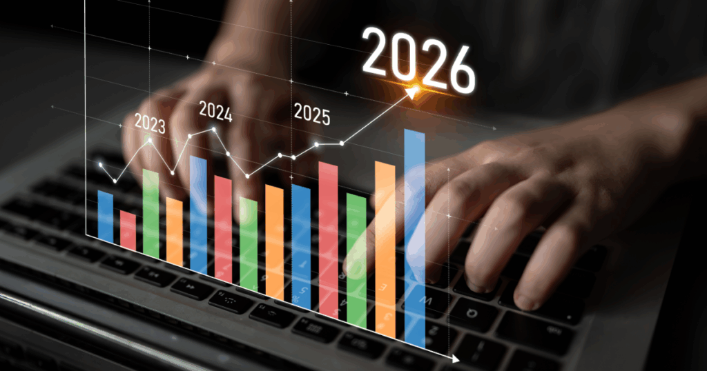 “Forecast de vendas representado por gráfico de barras e linha de crescimento, com projeções de 2023 a 2026 sobre um notebook.