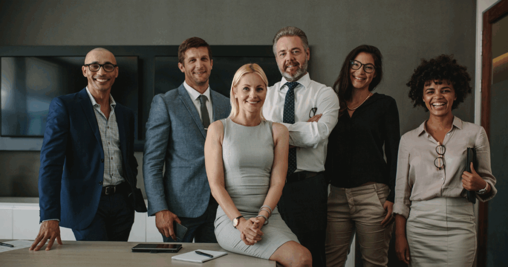 Profissionais unidos, representando o crescimento empresarial e o sucesso coletivo.