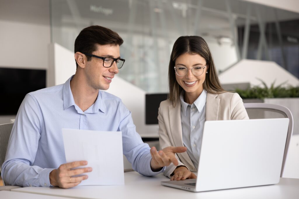 Profissionais analisando habilidades técnicas (hard skills) em um ambiente corporativo.