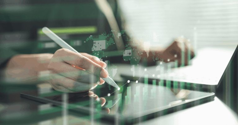 Pessoa utilizando caneta digital em tablet com gráficos de barras ascendentes e mapa-múndi sobrepostos, simbolizando crescimento sustentável orientado por dados e expansão global estratégica.