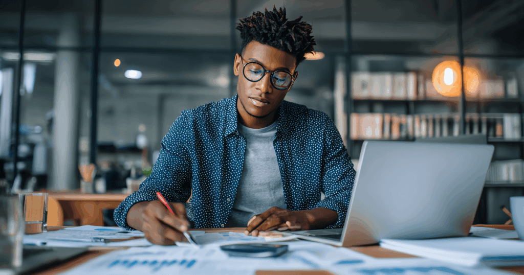 Profissional analisando vários relatórios referente ao fluxo de caixa