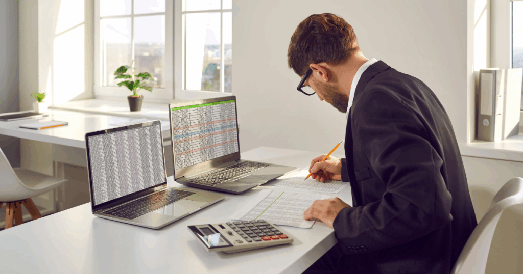 Homem no escritório fazendo uma análise de crédito
