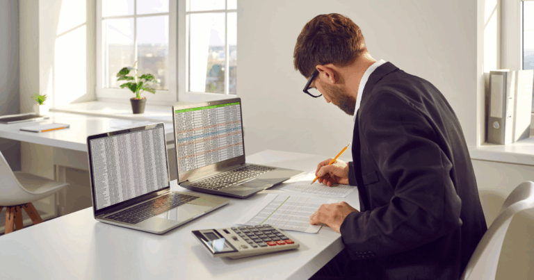 Homem no escritório fazendo uma análise de crédito