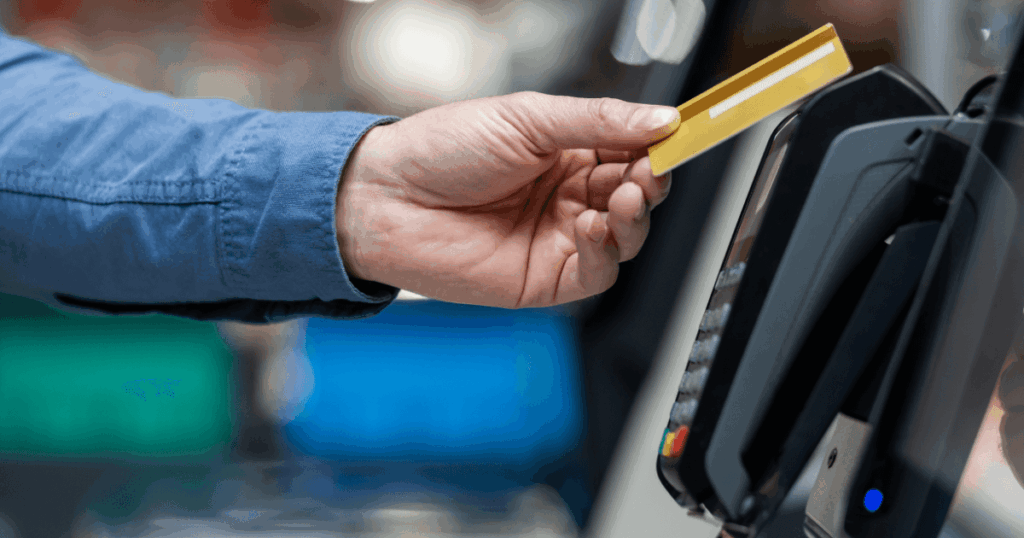 Pessoa passando o cartão referente a sua compra no PDV(ponto de venda)