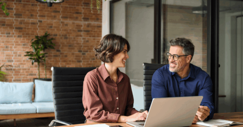 Dois profissionais conversando e falando sobre avaliação de performance