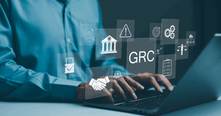 Profissional interagindo com sistema digital de GRC (Governança, Riscos e Conformidade), exibindo ícones como cadeado, alerta, metas, engrenagens e balança jurídica, representando segurança corporativa e conformidade regulatória.