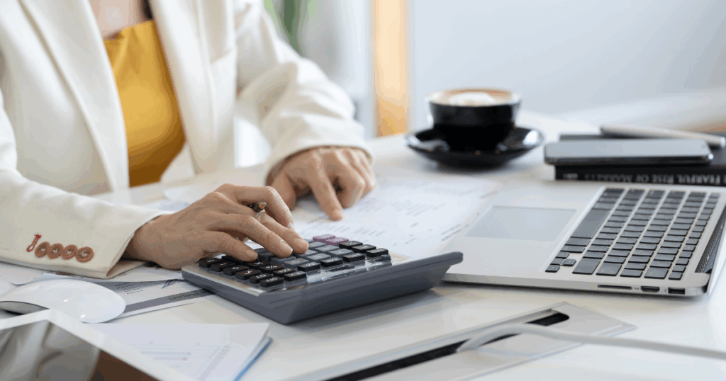 Profissional realizando o cálculo do imposto CBS