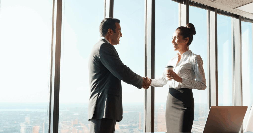 Vendedor hunter fechando negócio com cliente em ambiente corporativo, simbolizando prospecção ativa e estratégias comerciais de alta performance