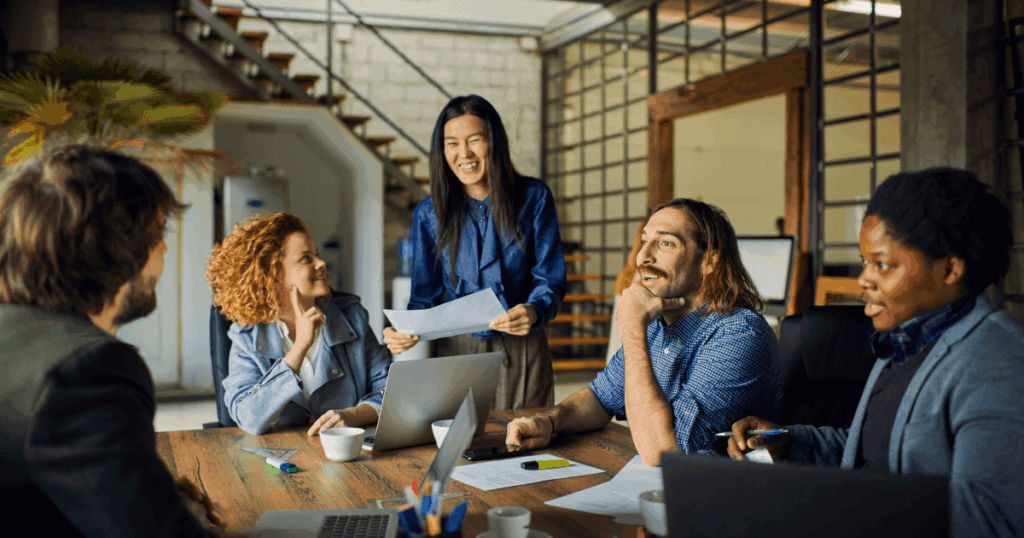 Equipe reunida em ambiente colaborativo utilizando a ferramenta 5W2H para planejamento estratégico e tomada de decisões.