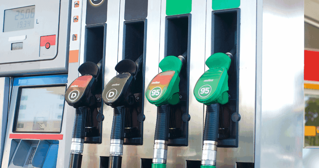 Bicos de abastecimento de combustível em posto de gasolina, ilustrando o controle de abastecimento eficiente para gestão de frota e economia de combustível