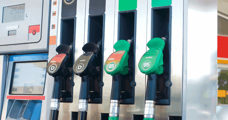 Bicos de abastecimento de combustível em posto de gasolina, ilustrando o controle de abastecimento eficiente para gestão de frota e economia de combustível