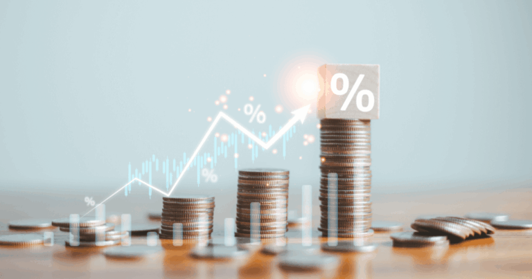Pilha crescente de moedas com gráfico financeiro e símbolo de porcentagem, ilustrando o impacto econômico e as variações nas taxas referente a guerra comercial.
