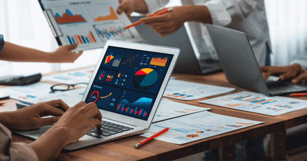 Profissionais analisando dashboards com indicadores de RH, como desempenho, engajamento e turnover, para tomada de decisão estratégica.