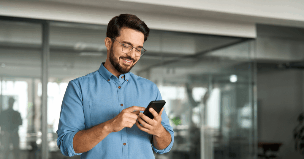 Trabalhador acessando aplicativo de e-consignado no celular, representando os desafios do crédito consignado digital para os departamentos de RH.