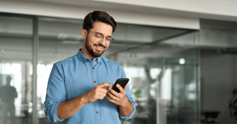 Trabalhador acessando aplicativo de e-consignado no celular, representando os desafios do crédito consignado digital para os departamentos de RH.