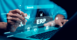 Tela futurista com a palavra ERP em destaque, simbolizando a transformação digital na gestão empresarial com softwares integrados e tecnologias inteligentes.