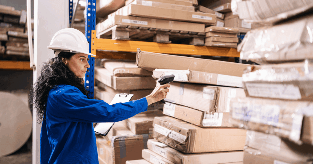 Funcionária realiza leitura de etiquetas com sistema RFID para gestão e rastreamento de produtos armazenados