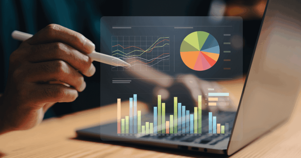 Pessoa analisando indicadores de venda em um notebook, com gráficos de barras, linhas e pizza representando desempenho e métricas comerciais.