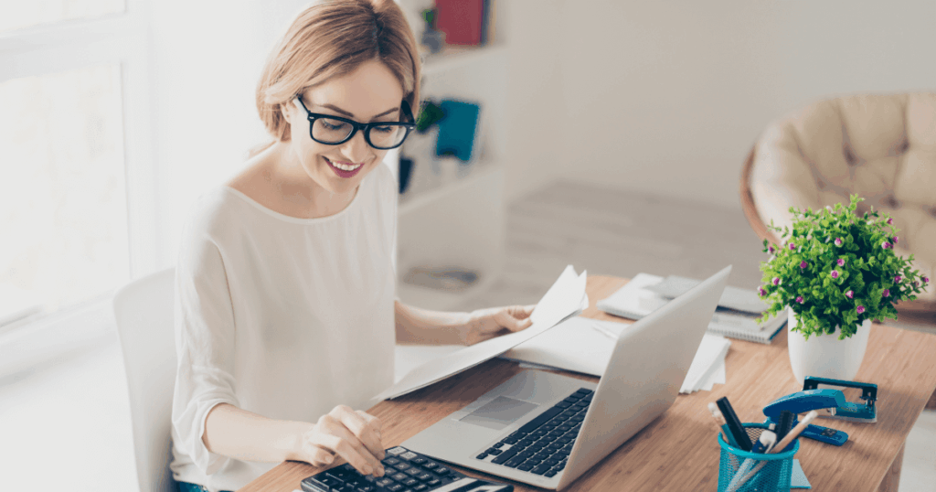 Profissional em ambiente corporativo realizando o cálculo de juros de mora com precisão em uma calculadora.