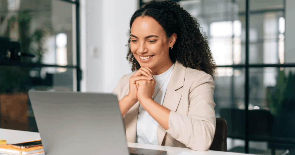 Profissional em uma ambiente corporativo, fazendo recrutamento digital