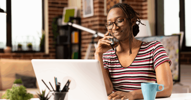 Profissional olhando para o notebook, representando o autogerenciamento do seu trabalho