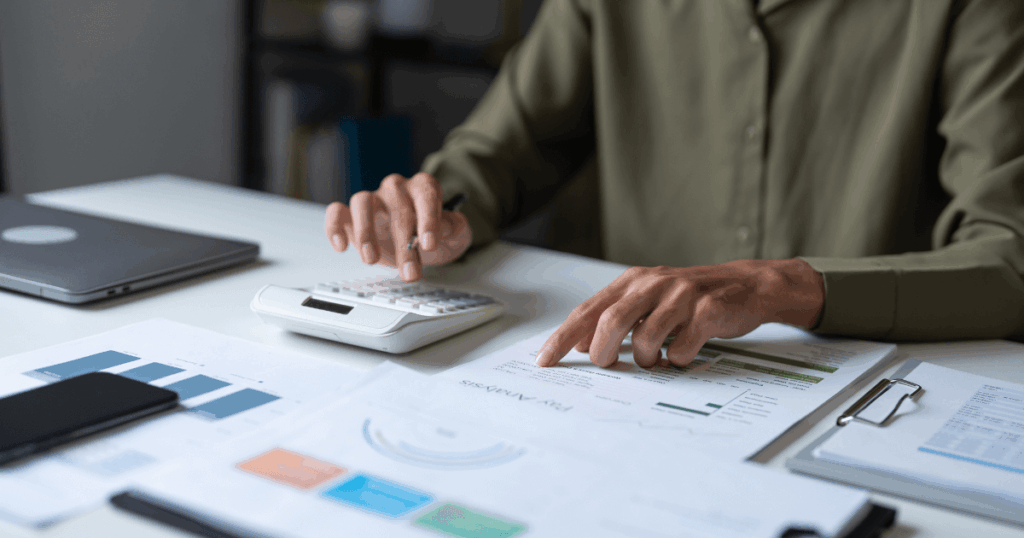 profissional com calculadora em mãos fazendo a cotação de preços