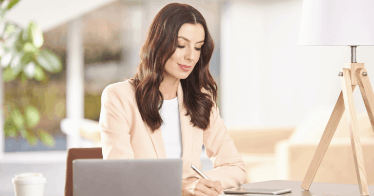 Profissional trabalhando em escritório com notebook e tablet, representando a gestão de benefícios corporativos e a organização de recursos para colaboradores.