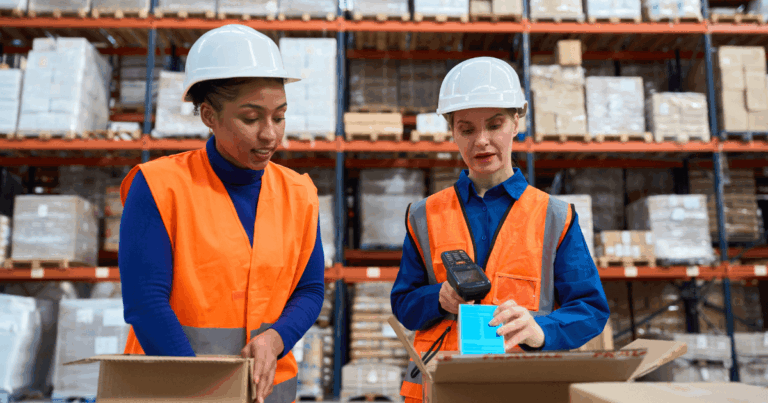 Profissionais em armazém logístico realizando atividades de picking e packing na separação e conferência de pedidos.