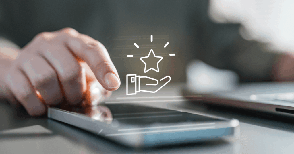 Mão interagindo com tela digital exibindo ícone de estrela sobre uma mão, simbolizando fidelização de clientes por meio de experiência e satisfação.