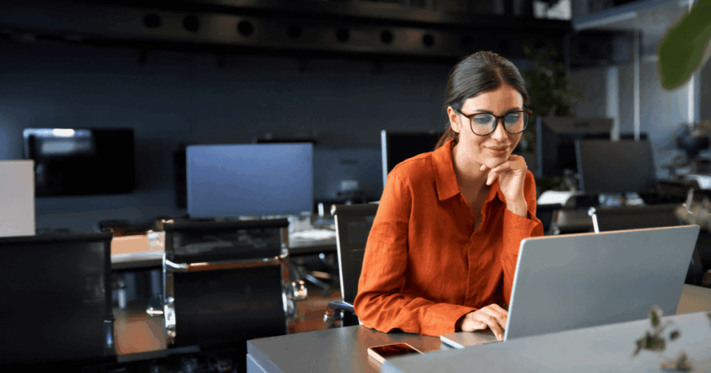 Profissional em frente ao notebook analisando indicadores de performance no ambiente empresarial