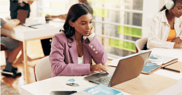 Profissional em ambiente corporativo, analisando a matriz de kraljic