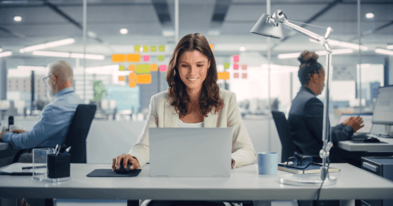 Profissional olhando informações no notebook sobre o controle de sua jornada de trabalho