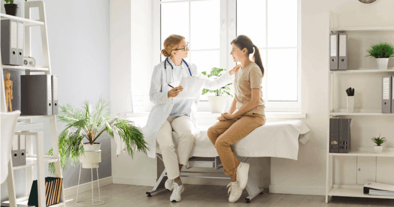 Profissional realizando exame períodico em uma clinica