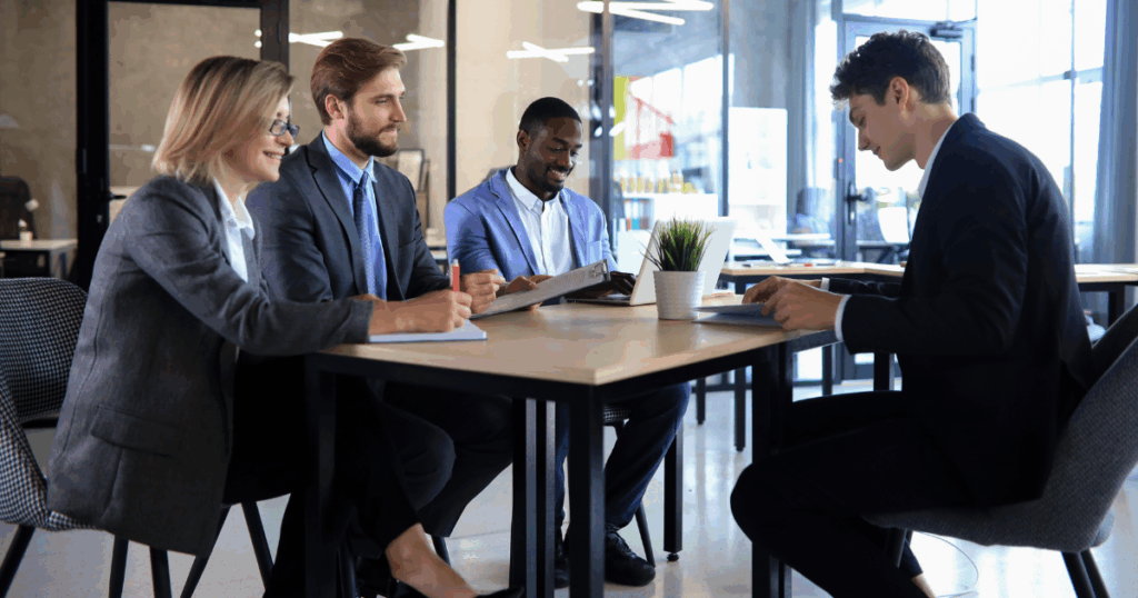 Profissionais reunidos, conversando sobre a metodologia 70-20-10