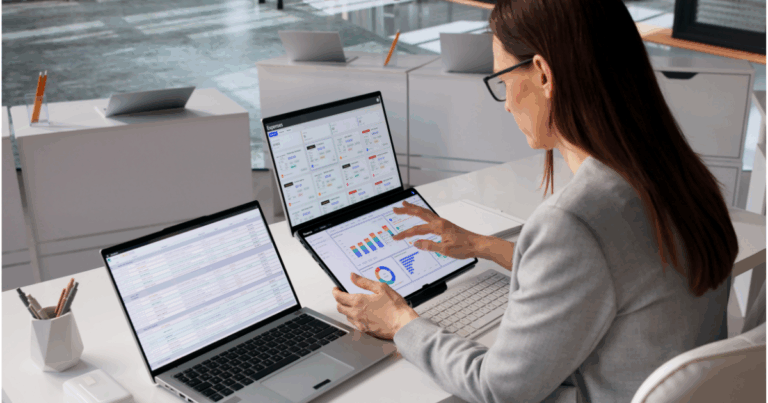 Profissional utilizando dashboards e sistemas de automação empresarial para monitorar processos, dados e indicadores de desempenho em ambiente corporativo.