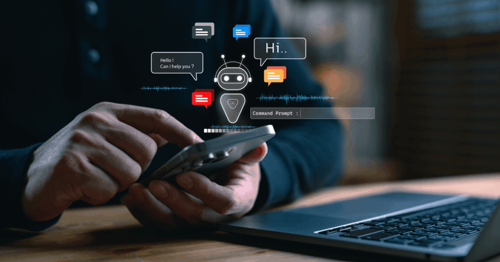 Pessoa usando smartphone com interface de IA conversacional exibindo chatbot, mensagens e comandos digitais ao lado de um notebook.